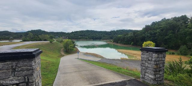 30 Emerald Isle Blvd, Dandridge, TN 37725
