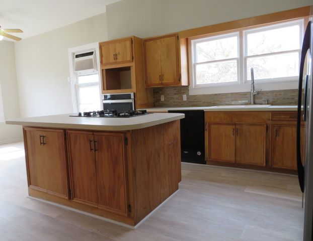 911 W Liveoak Street, Coleman, TX 76834