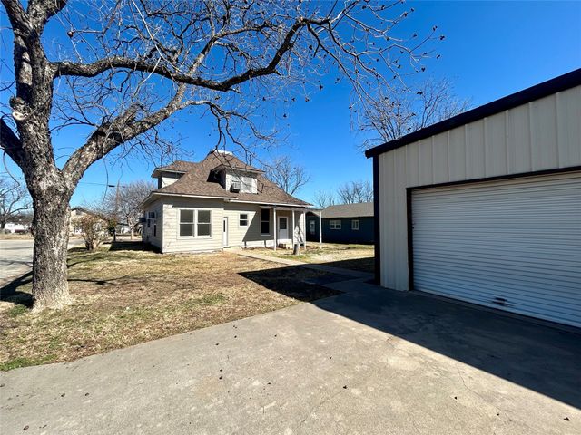 911 W Liveoak Street, Coleman, TX 76834