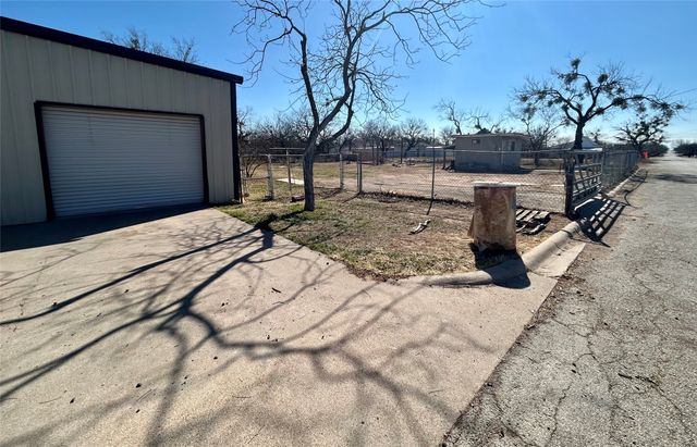 911 W Liveoak Street, Coleman, TX 76834