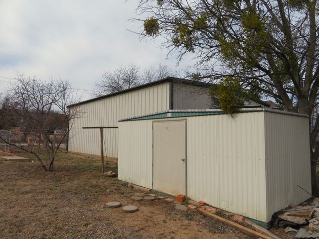 911 W Liveoak Street, Coleman, TX 76834
