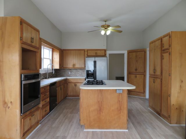 911 W Liveoak Street, Coleman, TX 76834