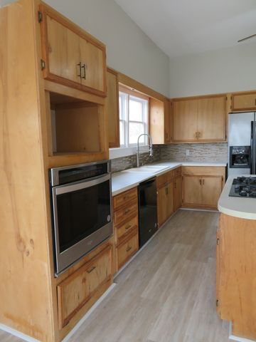 911 W Liveoak Street, Coleman, TX 76834