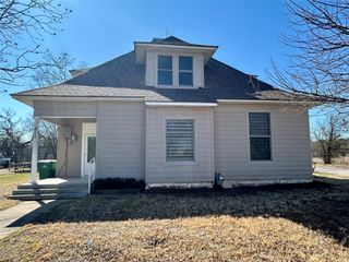 911 W Liveoak Street, Coleman, TX 76834