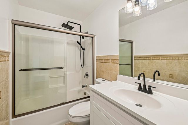 183 W ALGONQUIN Road, Des Plaines, IL 60016