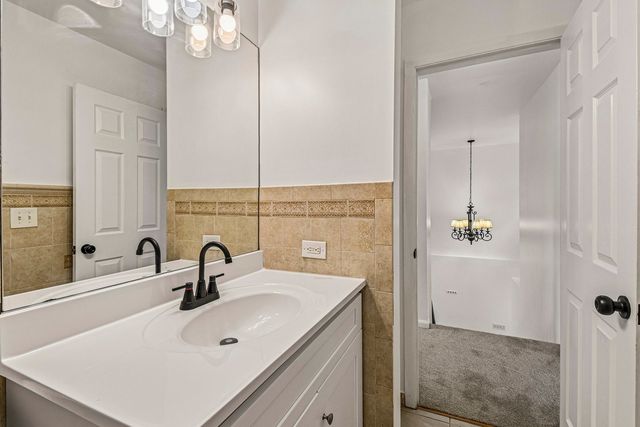 183 W ALGONQUIN Road, Des Plaines, IL 60016