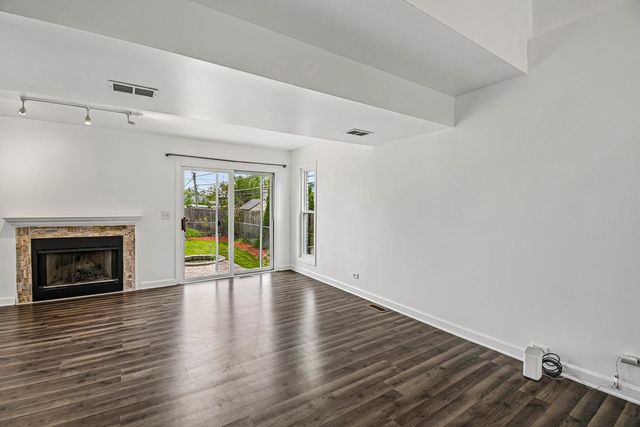 183 W ALGONQUIN Road, Des Plaines, IL 60016