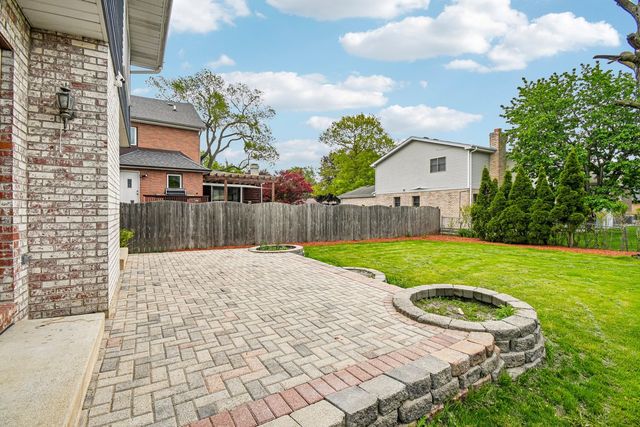 183 W ALGONQUIN Road, Des Plaines, IL 60016