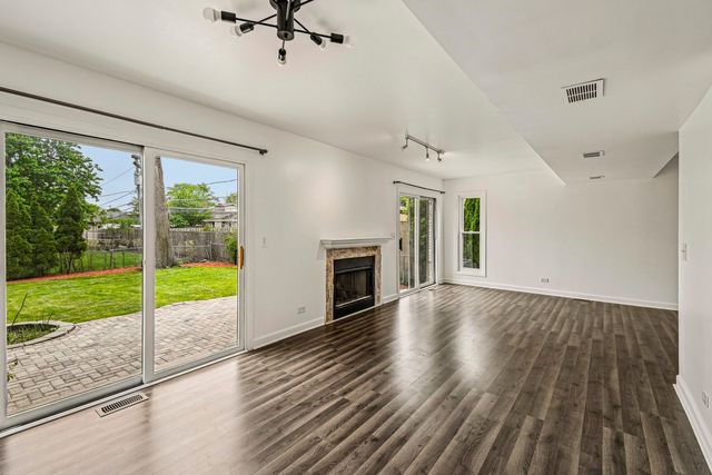 183 W ALGONQUIN Road, Des Plaines, IL 60016