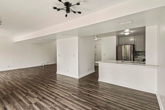183 W ALGONQUIN Road, Des Plaines, IL 60016