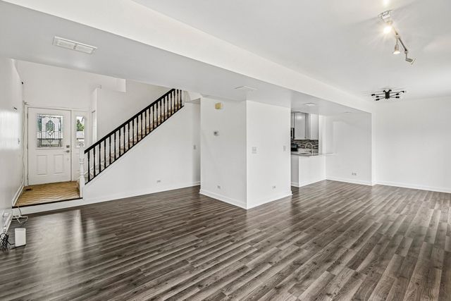 183 W ALGONQUIN Road, Des Plaines, IL 60016