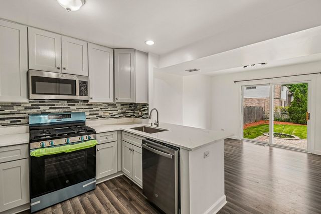 183 W ALGONQUIN Road, Des Plaines, IL 60016
