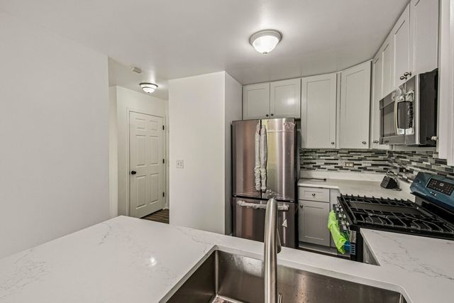 183 W ALGONQUIN Road, Des Plaines, IL 60016