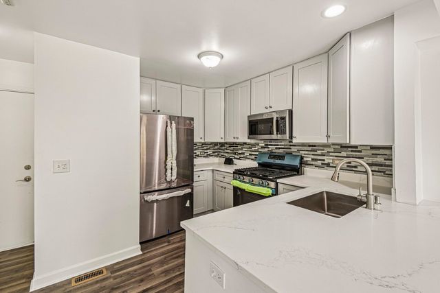 183 W ALGONQUIN Road, Des Plaines, IL 60016