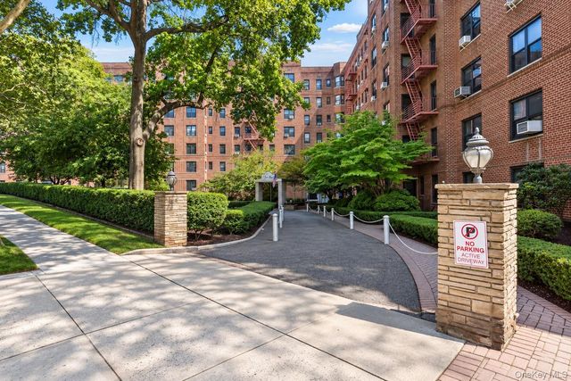 84-01 Main Street 325, Briarwood, NY 11435