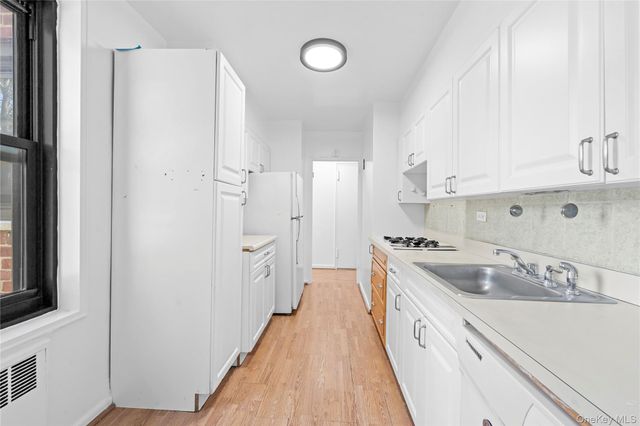 84-01 Main Street 325, Briarwood, NY 11435
