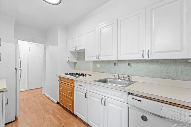 84-01 Main Street 325, Briarwood, NY 11435