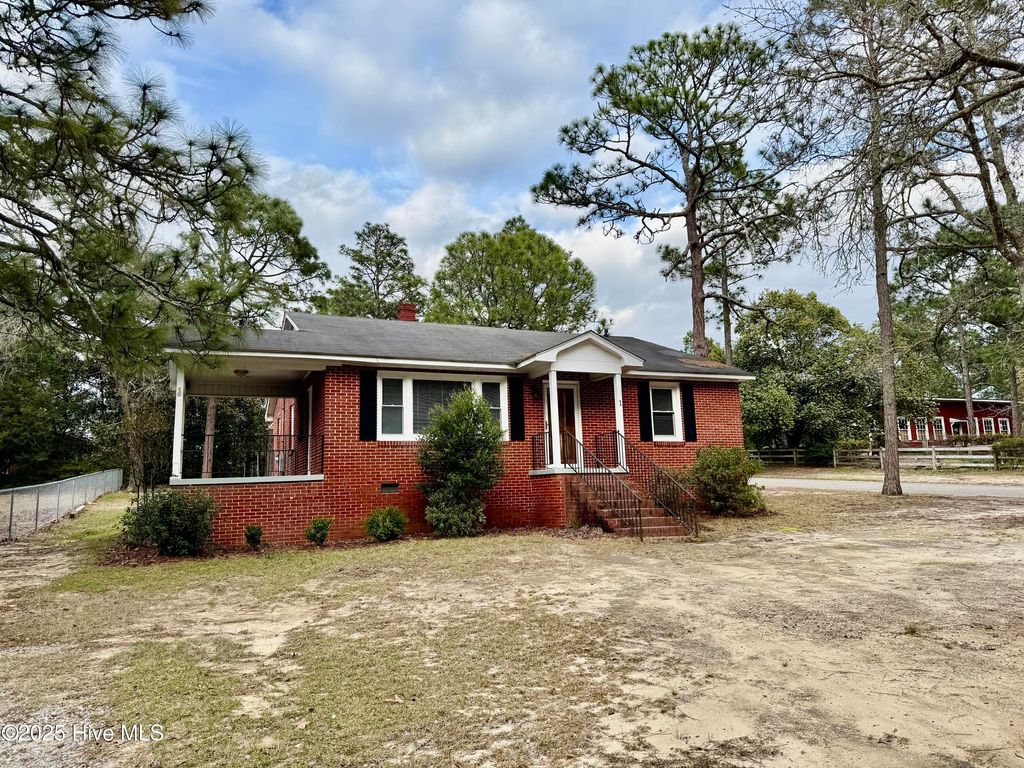 1 Woodlawn Avenue, Hamlet, NC 28345