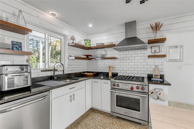 905 N PENINSULA AVENUE, New Smyrna Beach, FL 32169