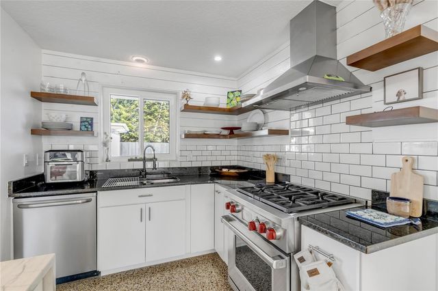 905 N PENINSULA AVENUE, New Smyrna Beach, FL 32169