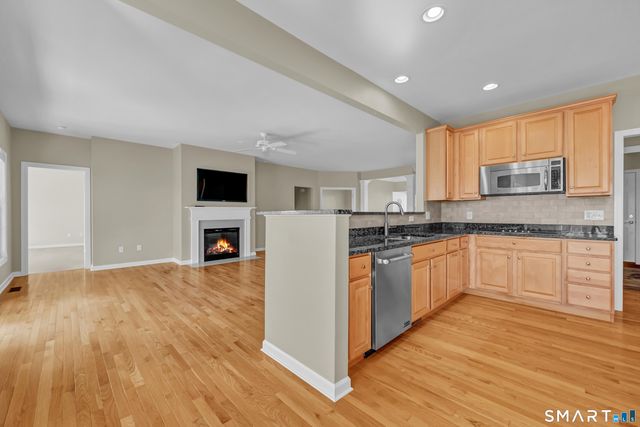 523 Putting Green Lane 523, Oxford, CT 06478