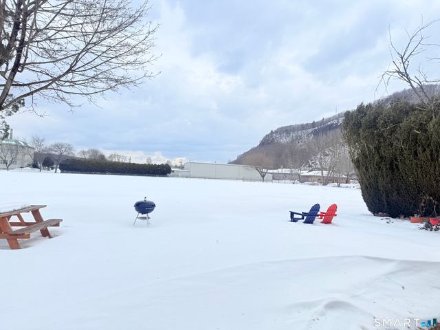 27 Manila Avenue, Woodbridge, CT 06525