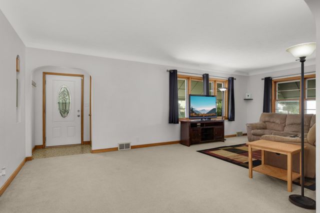 1975 Fremont Avenue E, Saint Paul, MN 55119