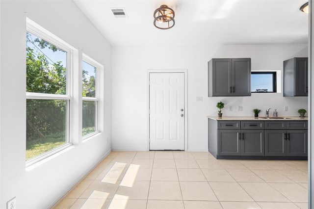 8717 Peachtree Street, Houston, TX 77016