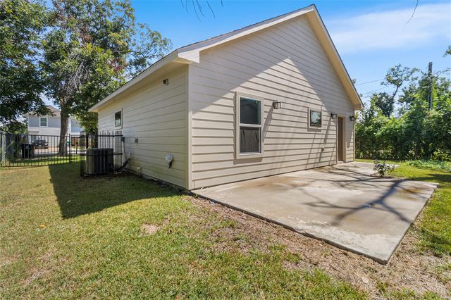 8717 Peachtree Street, Houston, TX 77016