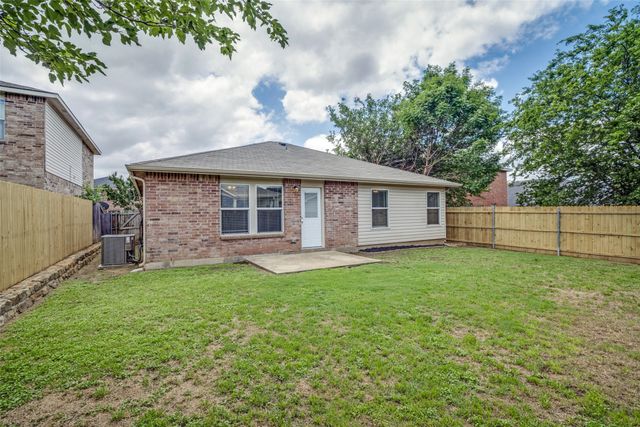 1833 Diamond Lake Trail, Fort Worth, TX 76247