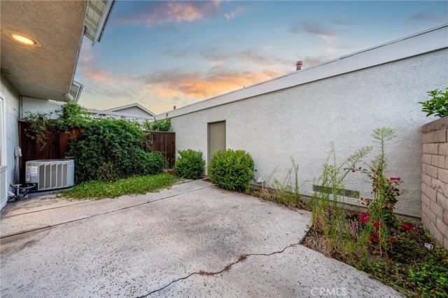 10 Goldenbush, Irvine, CA 92604
