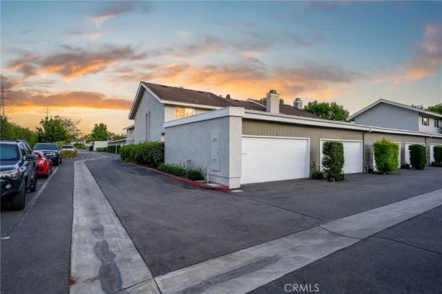 10 Goldenbush, Irvine, CA 92604