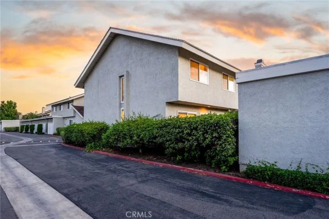 10 Goldenbush, Irvine, CA 92604