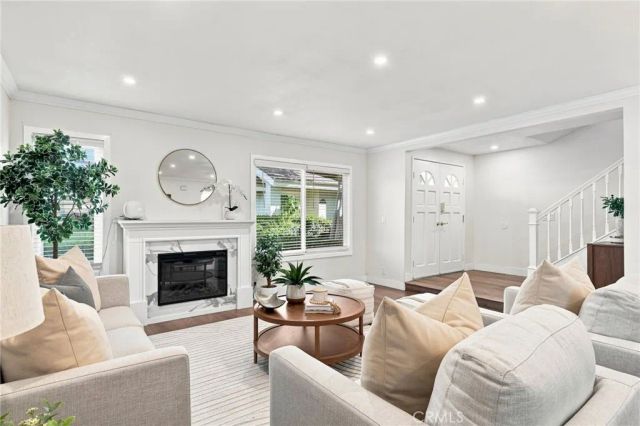 10 Goldenbush, Irvine, CA 92604