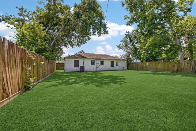 9211 Clearway Drive, Houston, TX 77033