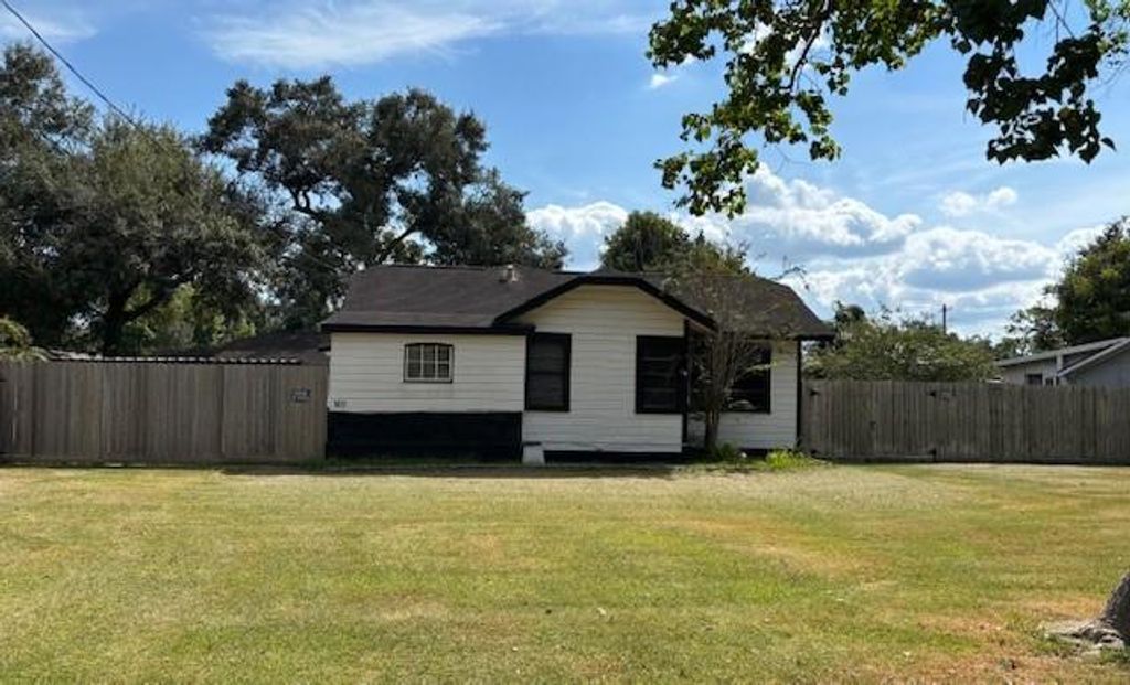1011 West Phillips Street, Alvin, TX 77511
