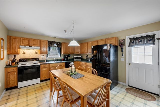 31 Glen Echo Shore Rd, Charlton, MA 01507