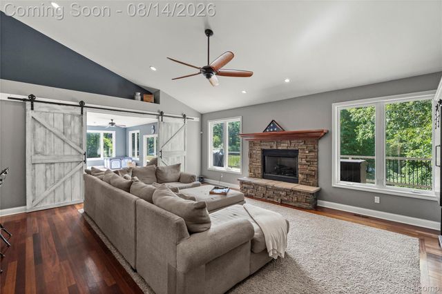 372 Hunters Ridge Drive, Brandon Charter Township, MI 48462