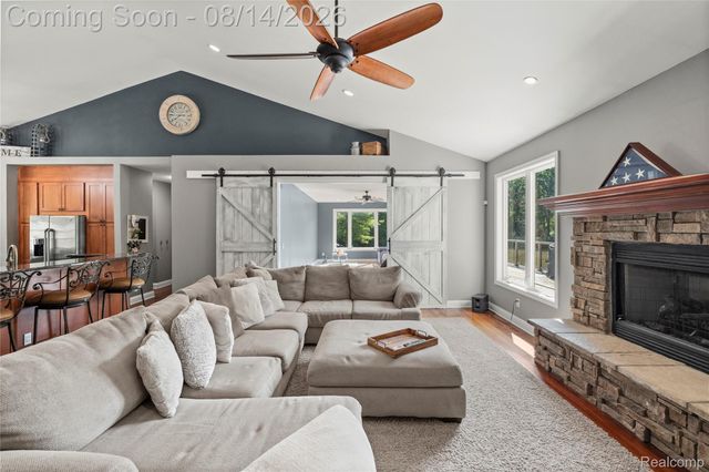 372 Hunters Ridge Drive, Brandon Charter Township, MI 48462