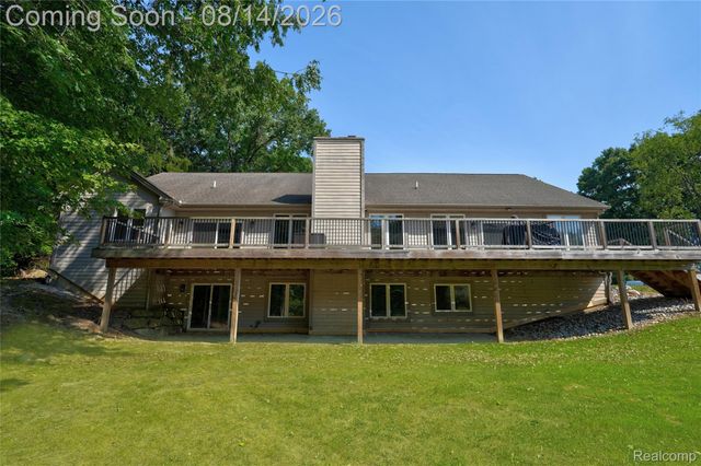 372 Hunters Ridge Drive, Brandon Charter Township, MI 48462