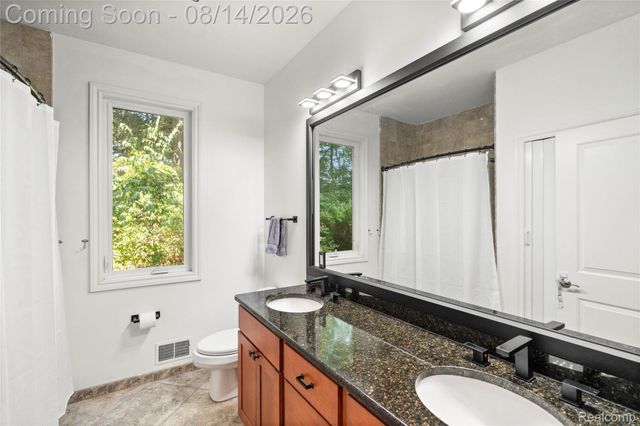 372 Hunters Ridge Drive, Brandon Charter Township, MI 48462