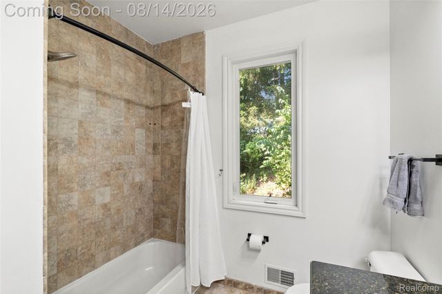 372 Hunters Ridge Drive, Brandon Charter Township, MI 48462