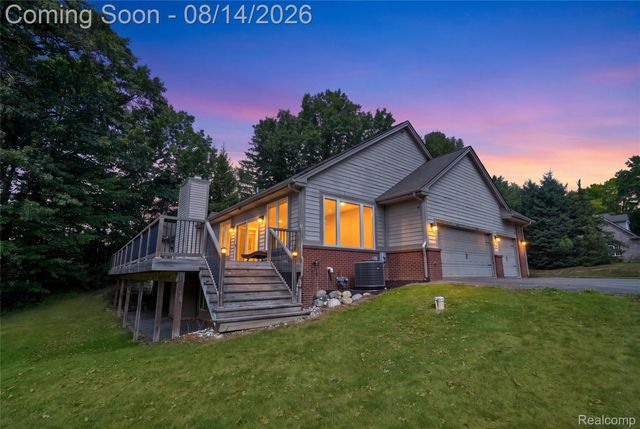 372 Hunters Ridge Drive, Brandon Charter Township, MI 48462