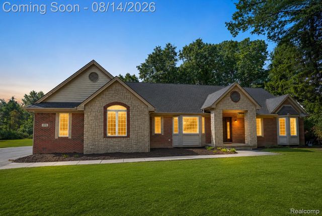 372 Hunters Ridge Drive, Brandon Charter Township, MI 48462