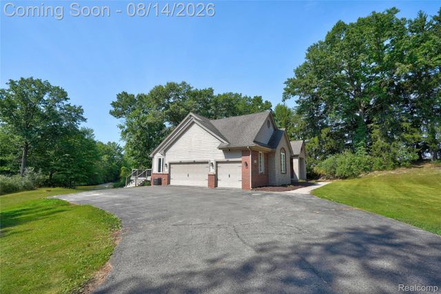 372 Hunters Ridge Drive, Brandon Charter Township, MI 48462