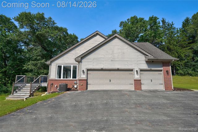 372 Hunters Ridge Drive, Brandon Charter Township, MI 48462