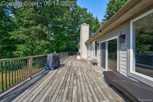 372 Hunters Ridge Drive, Brandon Charter Township, MI 48462