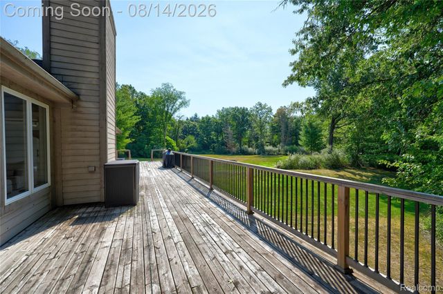 372 Hunters Ridge Drive, Brandon Charter Township, MI 48462