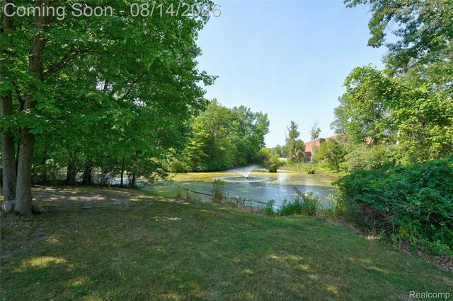 372 Hunters Ridge Drive, Brandon Charter Township, MI 48462