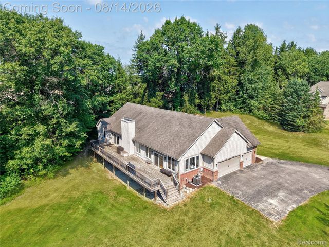 372 Hunters Ridge Drive, Brandon Charter Township, MI 48462